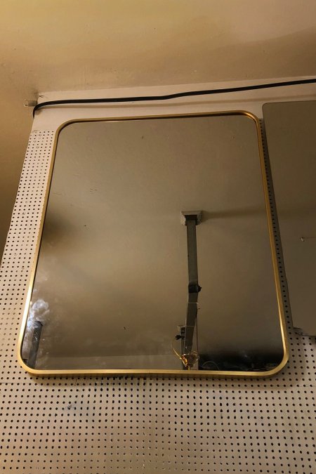 مراية مستطيلة بإطار ذهبي